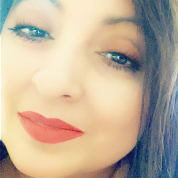 Meet your Posher, Cynthia - Picture 3 of 3